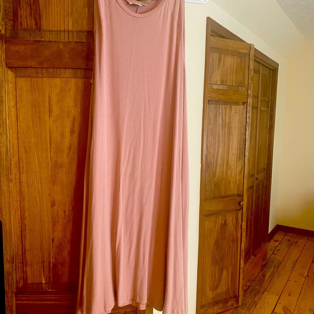 Women’s sleeveless dress.